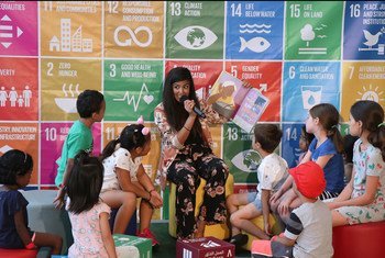 Ari Afsar, mwimbaji, mtunzi wa nyimbo na msimulizi wa hadithi, anasoma katika Eneo la Vyombo vya Habari la SDG wakati wa Kongamano la Kisiasa la Ngazi ya Juu 2019 huko UNHQ. (10 Julai 2019)