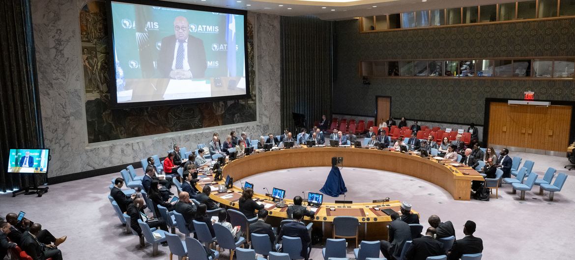 Mohammed El-Amine Souef (on screen), Special Representative of the Chairman of the African Union Commission in Somalia and Head of the African Union Transitional Delegation to Somalia, summarizes the Security Council meeting on the situation domestic image.