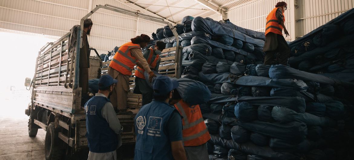 Caminhões sendo carregados em Cabul com itens de ajuda emergencial rumo às áreas afetadas após o devastador terremoto no Afeganistão
