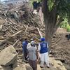 IOM na wafanyakazi wa misaada wanakagua uharibifu wa tetemeko la ardhi na vifusi nchini Afghanistan.