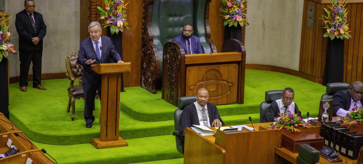 Le Secrétaire général António Guterres prononce un discours lors d’une réunion du Parlement de Papouasie-Nouvelle-Guinée.