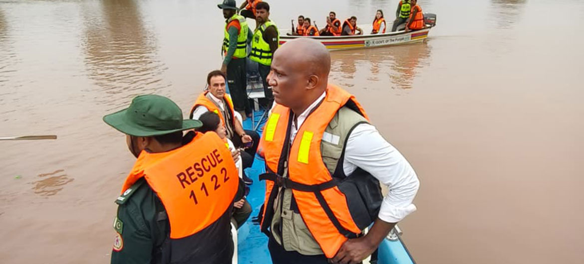 منسق الأمم المتحدة المقيم في باكستان محمد يحيى (يمين) يزور المناطق المتضررة من الفيضانات في منطقتي سيالكوت وحافظ آباد في إقليم البنجاب.