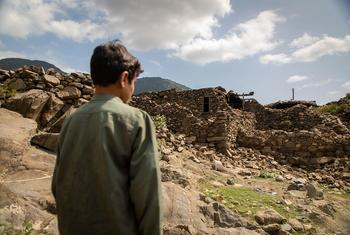 Dans le village de Ghazi Abad, dans la province de Kunar, un garçon se tient devant sa maison détruite par le tremblement de terre qui a frappé l'est de l'Afghanistan le 31 août. Dans le village de Ghazi Abad, dans la province de Kunar, un garçon se tient devant sa maison détruite par le tremblement de terre qui a frappé l'est de l'Afghanistan le 31 août.