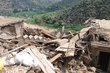 منزل متضرر من الزلزال في ولاية كونار شرق أفغانستان.