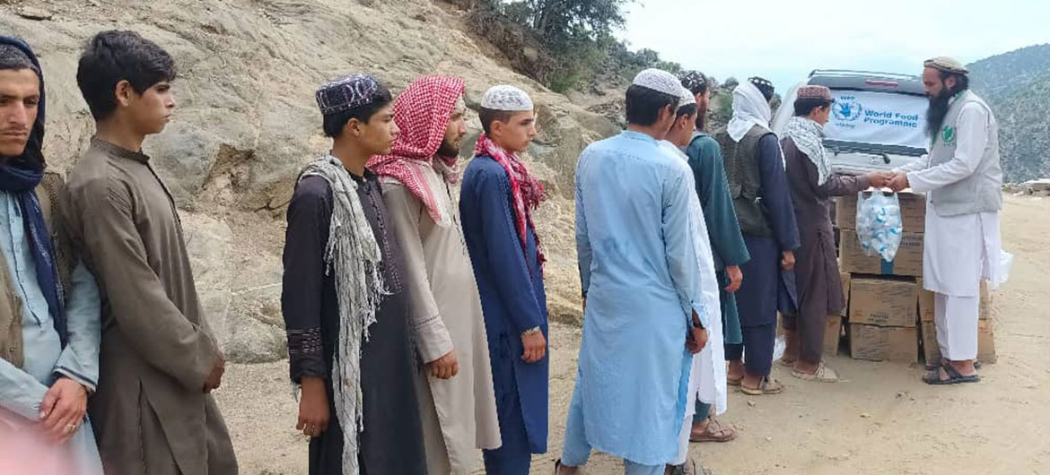 अफ़ग़ानिस्तान के कुनार प्रान्त में स्थानीय लोगों को पौष्टिक बिस्किट वितरित किए जा रहे हैं.