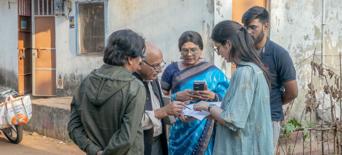 वर्तमान आवास में केवल अस्थाई स्नानघर की व्यवस्था है.