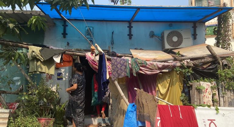 प्रगति विहार की बस्ती में मौजूदा घर टीन की छतों से ढके हैं, जो तपती गर्मी को भीतर कैद कर देते हैं.