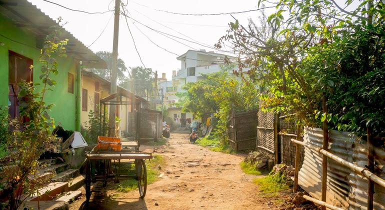 इन घरों तक पहुँचने के लिए कोई ढंग की सड़क नहीं है, जिससे रोज़मर्रा की आवाजाही मुश्किल हो जाती है.