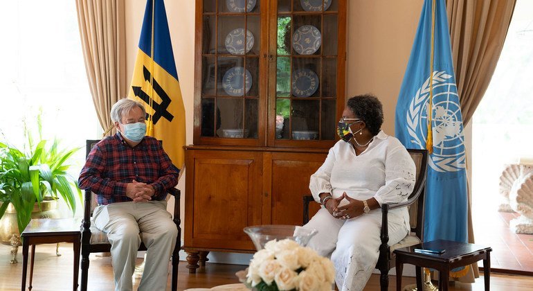 الأمين العام للأمم المتحدة أنطونيو غوتيريش (إلى اليسار) يلتقي بالسيدة ميا موتلي، رئيسة وزراء بربادوس.