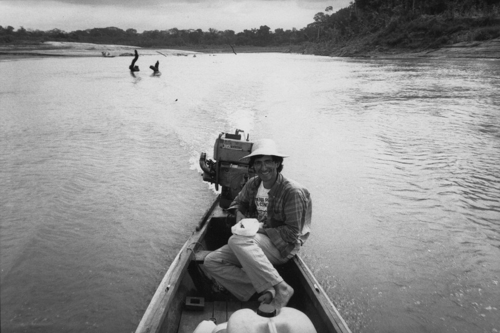 El periodista Andrew Revkin en el río Amazonas Jurua en 1989.