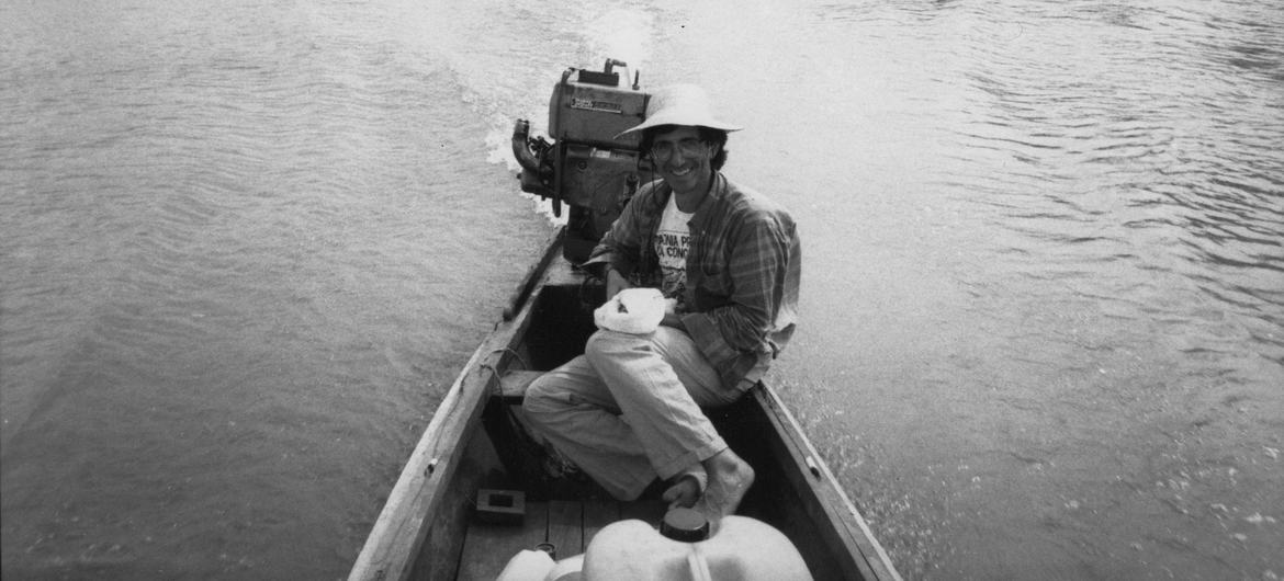 الصحفي أندرو ريفكين في نهر الأمازون في عام 1989.
