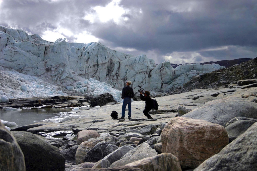 Andrew Revkin informando desde la capa de hielo de Groenlandia.