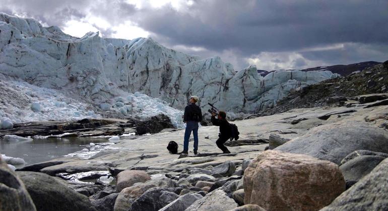 ऐण्ड्रयू रेवकिन ग्रीनलैण्ड में जमे हुए पानी की चादर से रिपोर्टिंग कर रहे हैं.