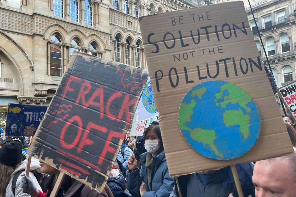 Activistas en favor del clima durante una protesta en la COP 26 de Glasgow.