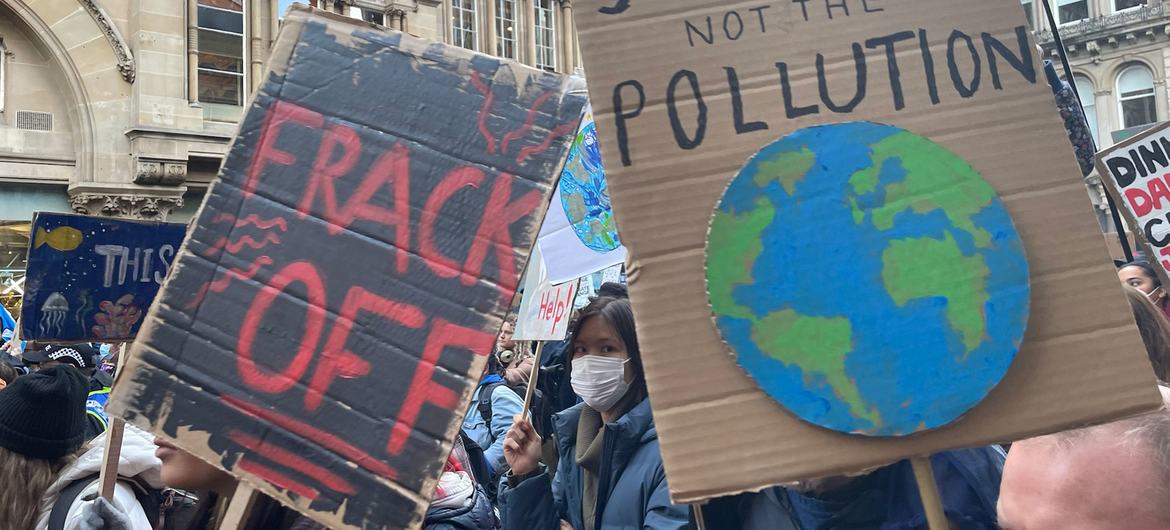Ativistas climáticos protestam em Glasgow durante a COP26.