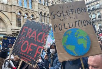 Des militants pour le climat manifestent à Glasgow pendant la COP26.