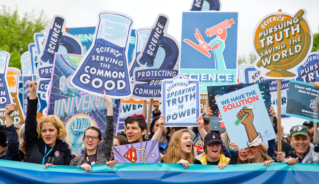 Miles de personas se manifestaron en Washington DC en un día lluvioso para luchar por la financiación de la ciencia y el análisis científico en política.