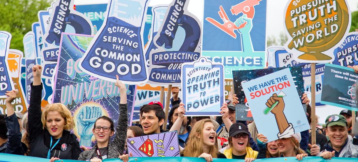 في يوم غارق بالمطر، تظاهر الآلاف في واشنطن العاصمة من أجل تمويل العلوم والتحليل العلمي في السياسة