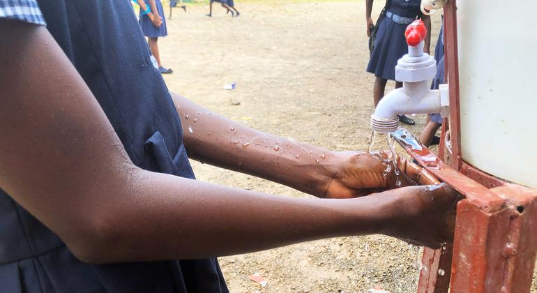 Se laver les mains pour aider à prévenir la propagation du choléra.