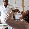 کانگو میں ایک خاتون ملیریا کی ویکسین لی رہی ہیں۔