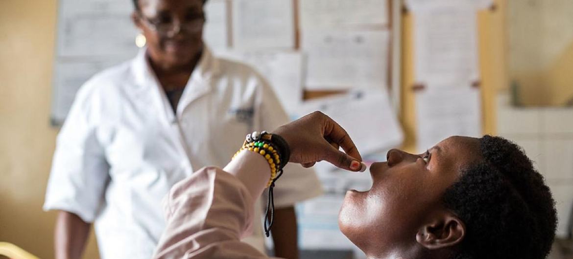 在刚果民主共和国，一名妇女正在服用抗疟疾药物。