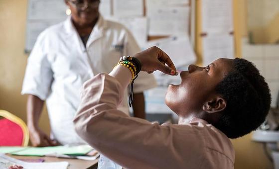 Una mujer toma medicina contra la malaria en la República Democrática. del Congo.
