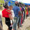 Personas haciendo cola para recibir kits de higiene en Haití.