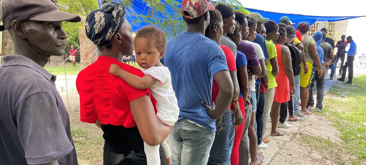 Pessoas fazem fila para receber kits de higiene em Les Cayes, sudoeste do Haiti.
