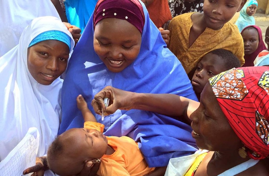 Un bébé est vacciné contre la polio dans l'Etat de Borno, au Nigéria.