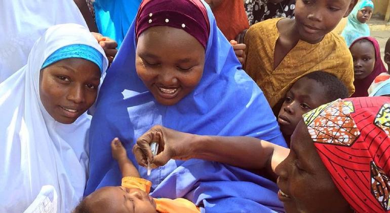 Vacunación de un bebé contra la polio en el estado de Borno, en Nigeria.