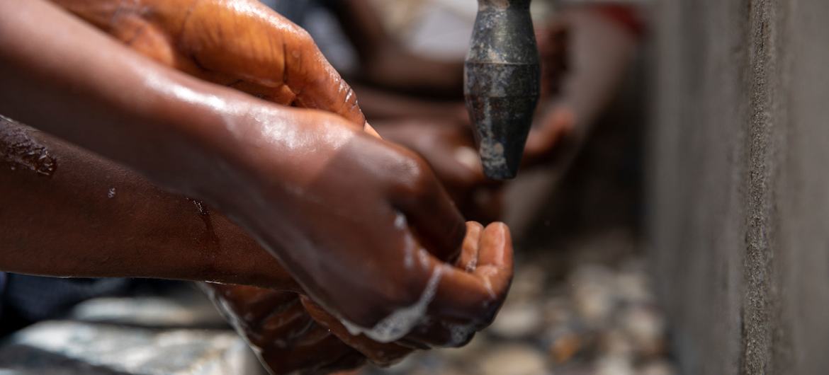 Lavarse las manos ayuda a prevenir el contagio del cólera.