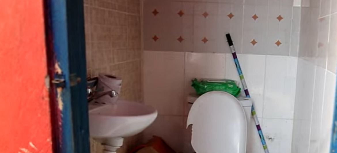 Uma instalação sanitária recém-construída na casa de Agnes Djakwei em Accra, Gana, graças ao projeto de saneamento do Banco Mundial.