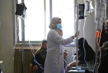 在叙利亚西北部伊德利卜的一家医院，医生正在治疗癌症患者。