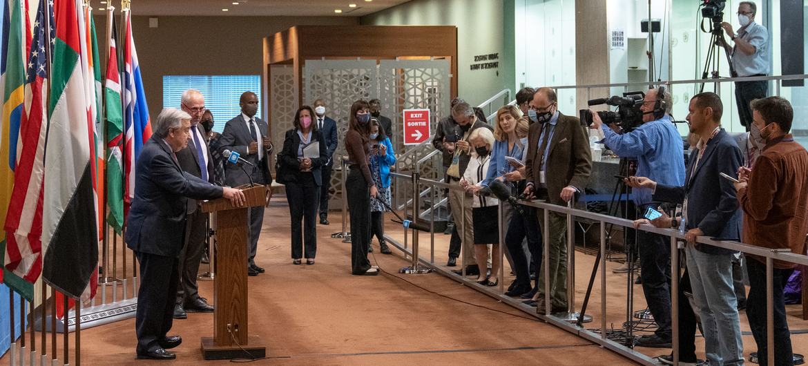 Secretary-General António Guterres (at podium) briefs reporters on climate change and the UN Climate Change Conference (COP27) in Egypt.