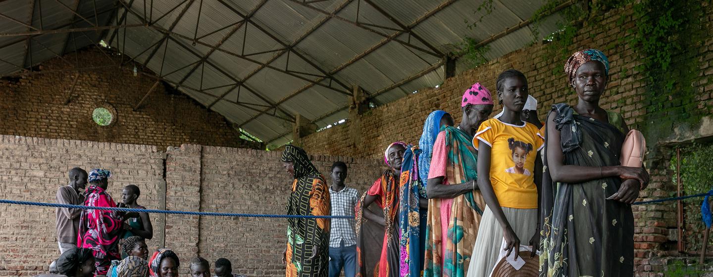 Des réfugiés soudanais font la queue sur un site de distribution alimentaire à Malakal, au Soudan du Sud.