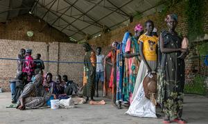 Des réfugiés soudanais font la queue sur un site de distribution alimentaire à Malakal, au Soudan du Sud.