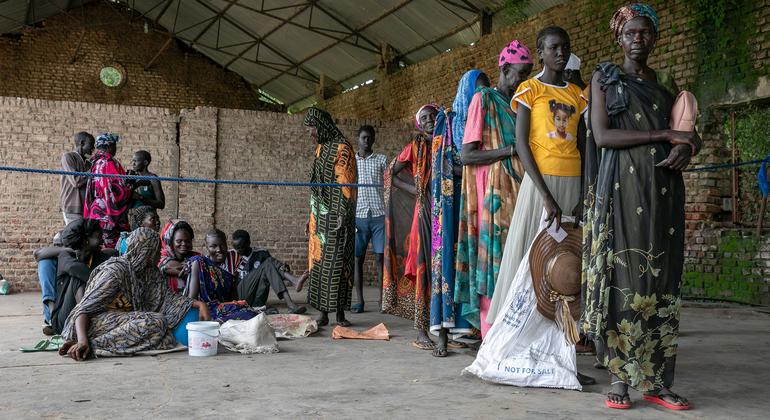 أشخاص يصطفون أمام موقع لتوزيع الغذاء في ملكال في جنوب السودان.