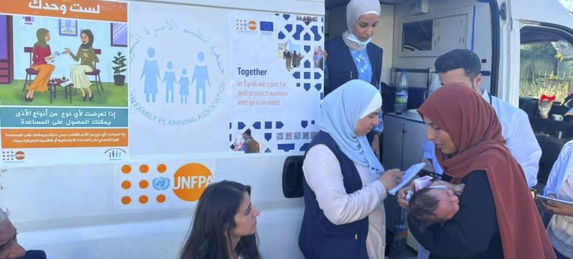 يقدم UNFPA وجمعية تنظيم الأسرة السورية خدمات صحية للاجئين السوريين واللبنانيين عند معبر جديدة يابوس.
