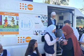 يقدم UNFPA وجمعية تنظيم الأسرة السورية خدمات صحية للاجئين السوريين واللبنانيين عند معبر جديدة يابوس.