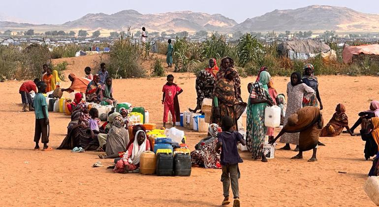 أسر نازحة في طويلة بولاية شمال دارفور.