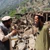 افغانستان میں FAO امدادی کارکن ملبے کے درمیان ایک مقامی شخص سے بات کرتے ہوئے زلزلے سے ہونے والے نقصانات کا جائزہ لے رہا ہے۔