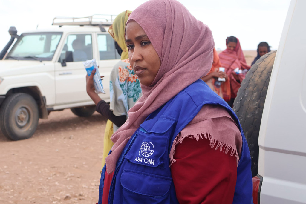 Huko Obock, Kadija anasimama kimya, akiwa na nguvu na huruma, na miaka ya kujitolea kwa walio hatarini zaidi. Huko Obock, Kadija anasimama kimya, akiwa na nguvu na huruma, na miaka ya kujitolea kwa walio hatarini zaidi.