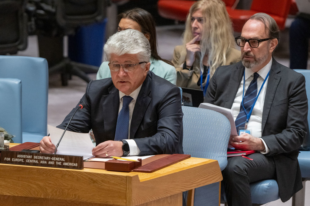 El subsecretario general Miroslav Jenča interviene desde un podio durante una reunión del Consejo de Seguridad de la ONU en Nueva York.