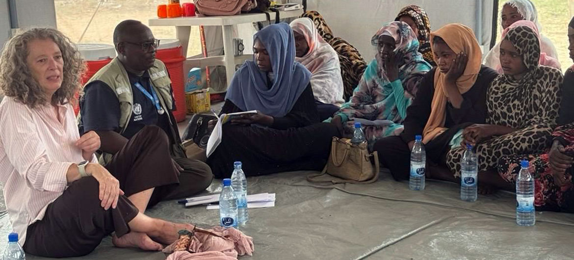 دينيس براون، منسقة الأمم المتحدة المقيمة ومنسقة الشؤون الإنسانية في السودان، مع أفراد المجتمع المحلي خلال زيارتها لمنطقة طويلة، شمال دارفور. دينيس براون، منسقة الأمم المتحدة المقيمة ومنسقة الشؤون الإنسانية في السودان، مع أفراد المجتمع المحلي خلال زيارتها لمنطقة طويلة، شمال دارفور.