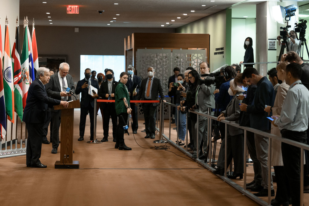 El secretario general de la ONU, António Guterres, informa a los periodistas desde un podio durante una rueda de prensa en la sede de las Naciones Unidas en Nueva York.