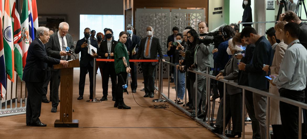 यूएन महासचिव संयुक्त राष्ट्र मुख्यालय में पत्रकारों को सम्बोधित करते हुए. 
