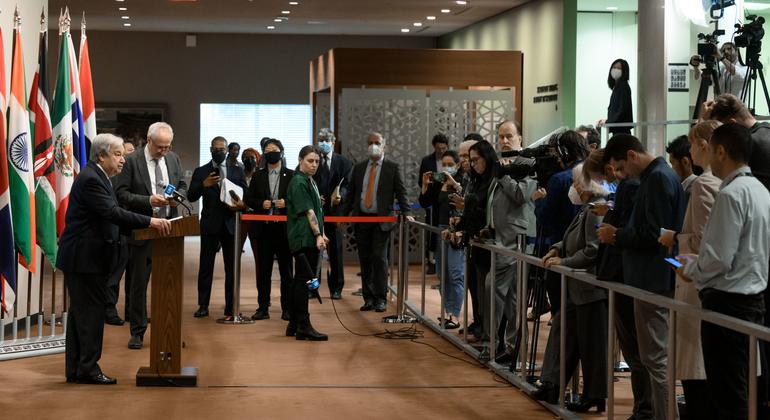 El Secretario General António Guterres informa a los periodistas en la sede de las Naciones Unidas en Nueva York.