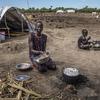 在南苏丹团结州的一处营地，一位母亲正在准备她从粮食计划署那里得到的食物。