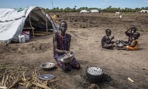 A mother prepares the food she received as humanitarian assistance in Unity State, South Sudan.