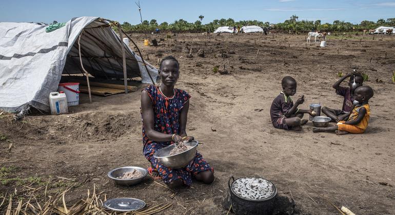 Una madre prepara la comida que recibió de la distribución general de alimentos del PMA en el campamento de Ding Ding, en el estado de Unity, en Sudán del Sur.